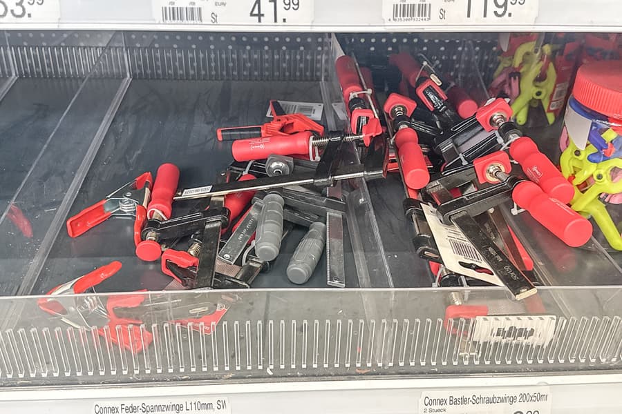 Inhalt von 2 Regalabschnitten: Schraubzwingen